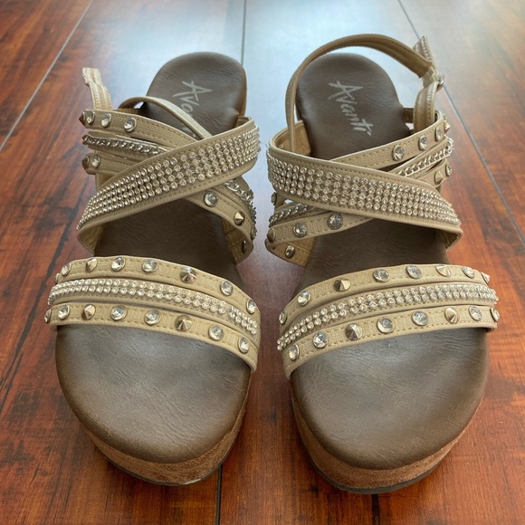 Gold studded wedge. - Picture 2 of 4